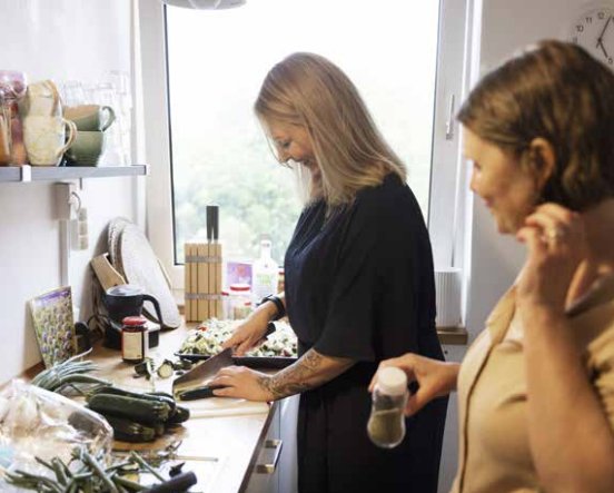 Birgitte Bøje står for maden med hjælp fra formand Mary-Ann Holm. Foto: Jacob Nielsen