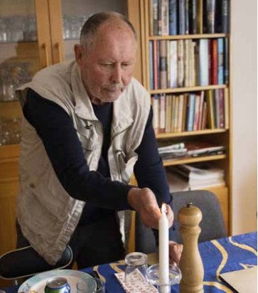 Ove Skov Jensen dækker op i stuen på 2. sal. Foto: Jacob Nielsen